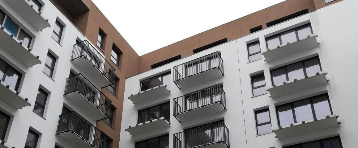 Balustrady balkonowe z wypełnieniem cembritowym oraz szczeblinkowym